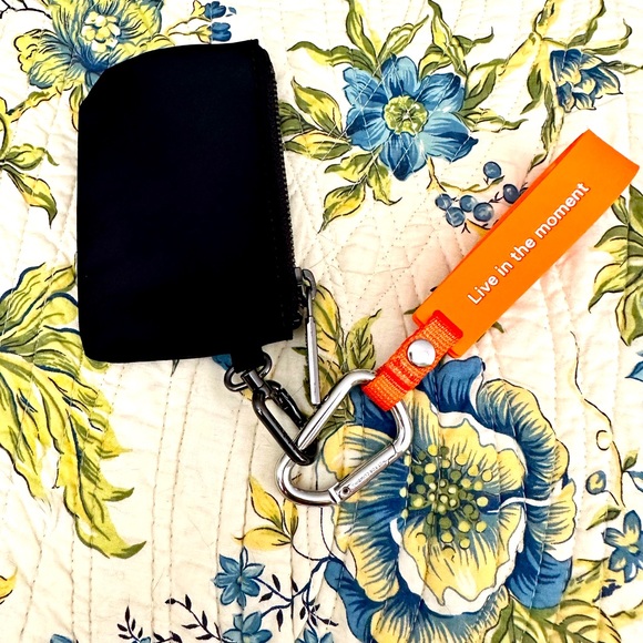 BNWOT Black w/white Lululemon sm clippable pouch & silicone clippable keychain - Picture 9 of 10